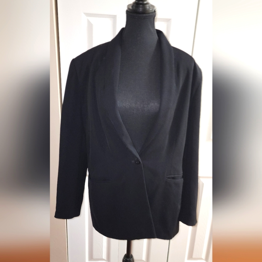 Blazer with padded shoulders